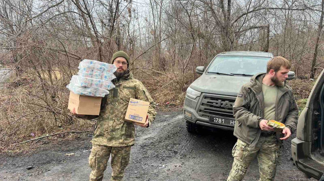 חלוקת מארזי חנוכה ללוחמים היהודים באוקראינה (צילום: הפדרציות היהודיות באוקראינה)