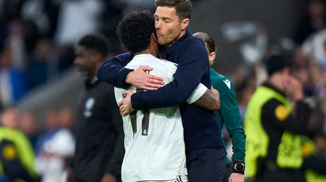 רודריגו חוגג עם צ'אבי אלונסו (צילום: GettyImages)