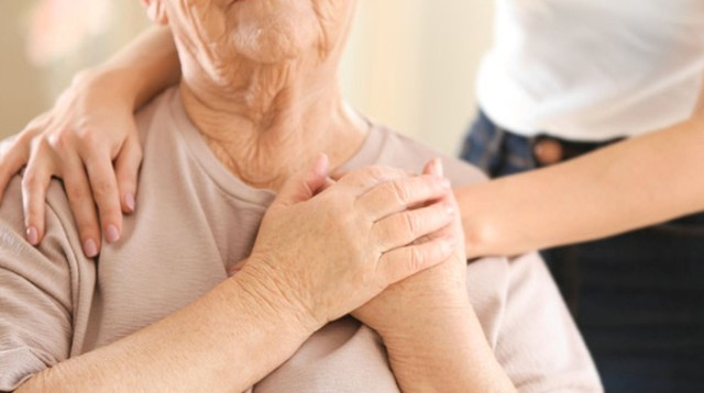 אישה מבוגרת (צילום: קאנבה)