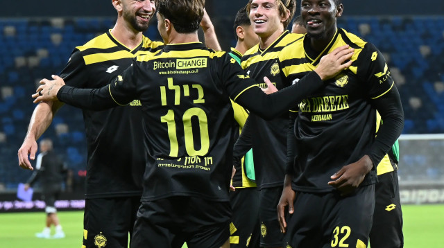 שחקן מכבי נתניה חוגגים (צילום: ברני ארדוב)