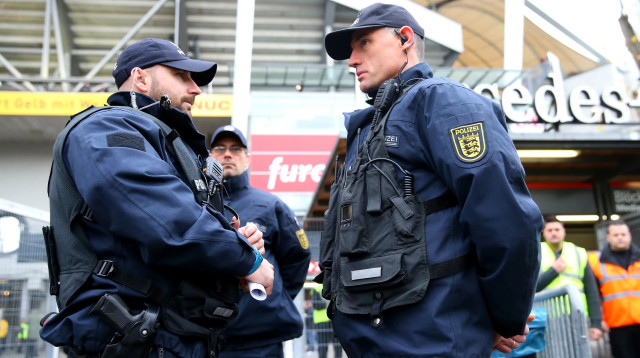 שוטרים מחוץ לאצטדיון של שטוטגרט (צילום: GettyImages, Alexander Hassenstein)
