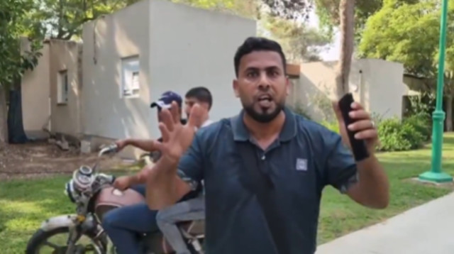 עיתונאי ששידר מקיבוץ בארי בבוקר שבעה באוקטובר 2023 (צילום: צילום מסך רשתות ערביות)