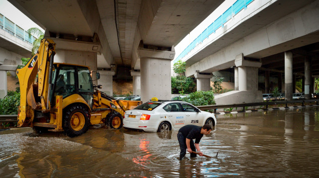 הצפה בתל אביב (צילום: רועי אלימה, פלאש 90)