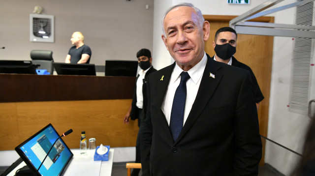 בנימין נתניהו לפני תחילת העדות במשפטו, יולי 2025 (צילום: פלאש 90,ראובן קסטרו, פול)