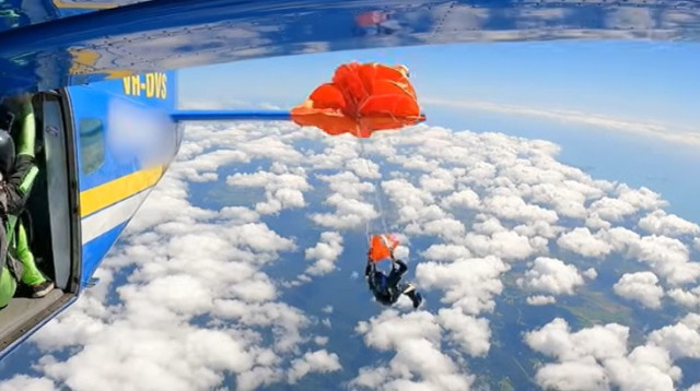 בגובה 15 אלף רגל: צנחן נתקע על זנב המטוס (צילום: צילום מסך יוטיוב)