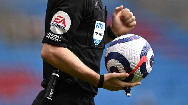 הלוגו של EA SPORTS על חולצת שופט באנגליה (צילום: GettyImages, Stu Forster)