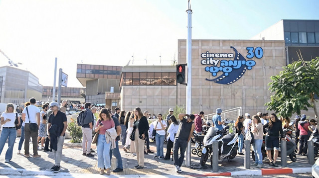 התור לדרכון הנכסף.  אלפי ישראלים עמדו שעות מחוץ לסינמה סיטי (צילום: שקד אהרון)