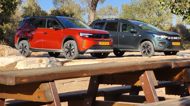 דאצ'יה ג'וגר לצד אופל פרונטרה (צילום: יואל שוורץ)