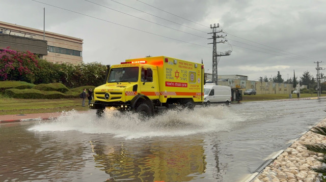 צוותי מד"א בדרכם לחילוצי רכבים מההצפות ביבנה (צילום: תיעוד מבצעי מד"א)