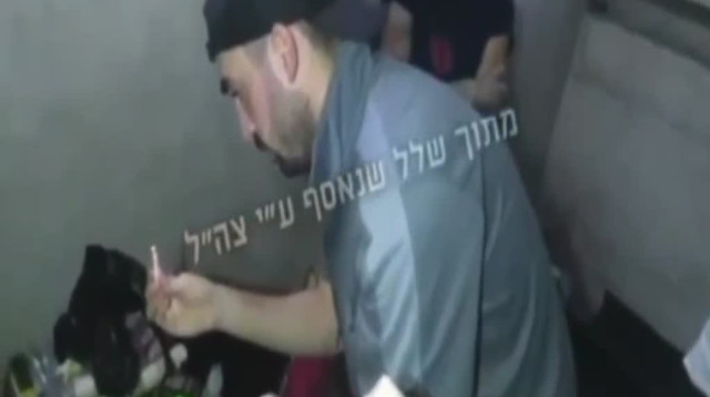 ששת החטופים מדליקים נרות חנוכה במנהרה (צילום: דובר צה"ל)