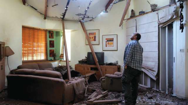 דירה שדרות רקטה עזה 2006   (צילום: אדי ישראל, פלאש 90)