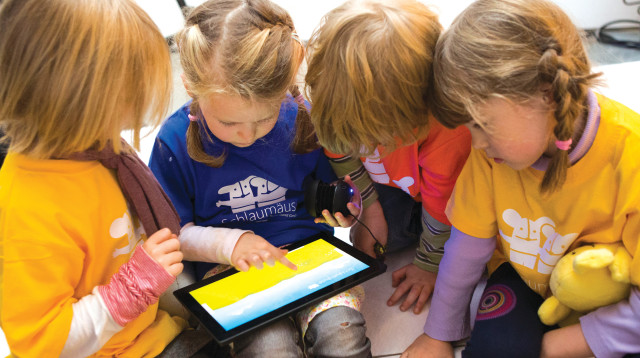 ילדים משחקים בטלפון (צילום: רויטרס)