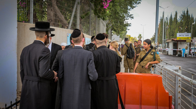 צעירים חרדים בבקום בתל השומר (צילום: טל גל, פלאש 90)