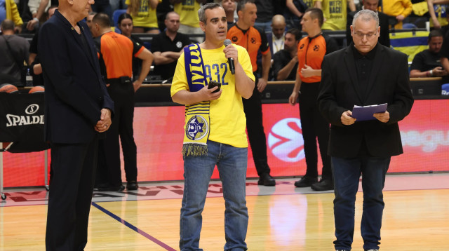 שורד השבי עמרי מירן נואם בפני אוהדי מכבי תל אביב, לצדו שי סידי, דורון ג'מצ'י (צילום: דני מרון)