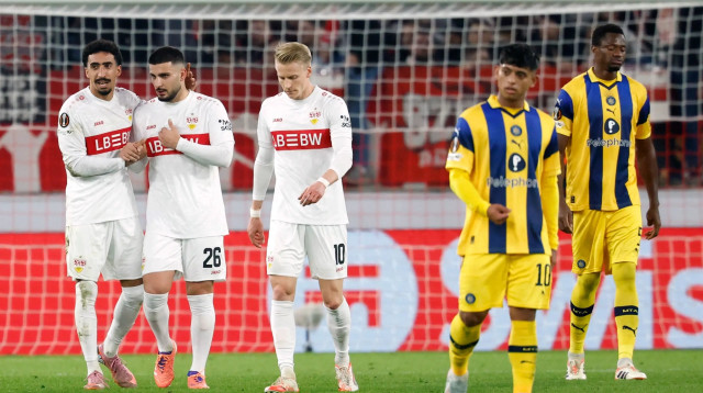 שחקני שטוטגרט חוגגים, קרווין אנדרדה שחקן מכבי תל אביב מאוכזב (צילום: רויטרס)