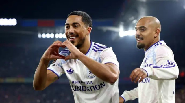 אסטון וילה לא עוצרת. יורי טילמאנס (צילום: רויטרס)