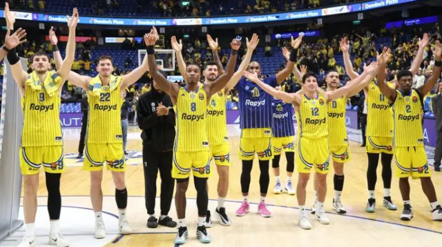 חיכו לתמונה כזו זמן רב. שחקני מכבי תל אביב מודים לקהל בסיום (צילום: דני מרון)