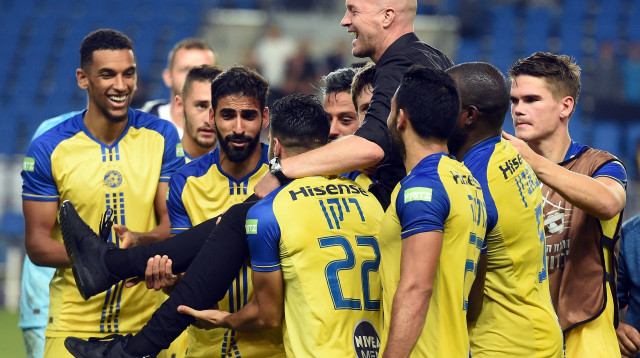 ג'ורדי קרויף עם שחקני מכבי תל אביב (צילום: ברני ארדוב)