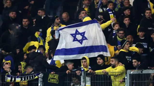 אוהדי מכבי תל אביב ביציע (צילום: GettyImages, Alexander Hassenstein)