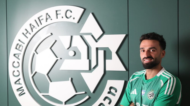 מיכאל אוחנה במעמד החתימה במכבי חיפה (צילום: אתר רשמי, מכבי חיפה)