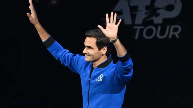 רוג'ר פדרר עולה למשחק הפרישה (צילום: רויטרס)