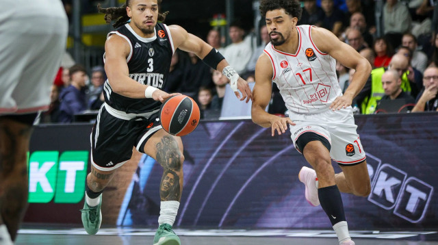 קולין מלקולם שחקן הפועל תל אביב מול קארסן אדוארדס שחקן וירטוס בולוניה (צילום: GettyImages, Fabio Patamia)