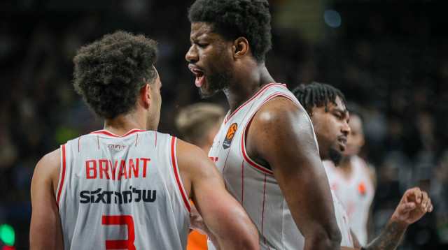 דן אוטורו עם אלייז'ה בריאנט שחקני הפועל תל אביב (צילום: GettyImages, Fabio Patamia)