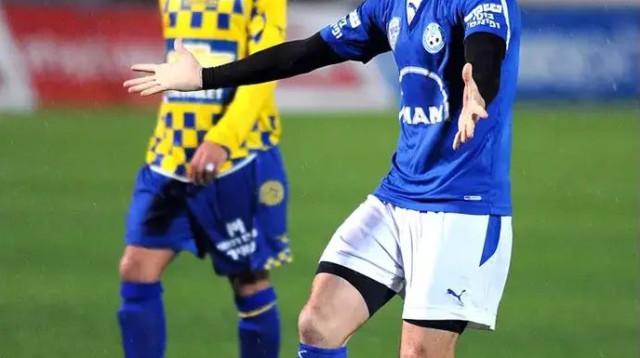 פנדל מכריע, אחרי עבירה שהייתה מחוץ לרחבה. אורי אוזן חוגג מול מכבי תל אביב בפברואר 2009 (צילום: ברני ארדוב)