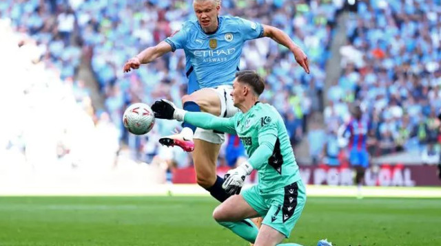 רגע המחלוקת הראשון. דין הנדרסון מול ארלינג הולאנד (צילום: רויטרס)