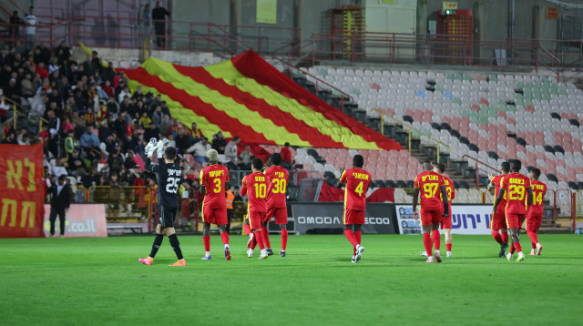 שחקני מ.ס. אשדוד מודים לקהל (צילום: לירון מולדובן)