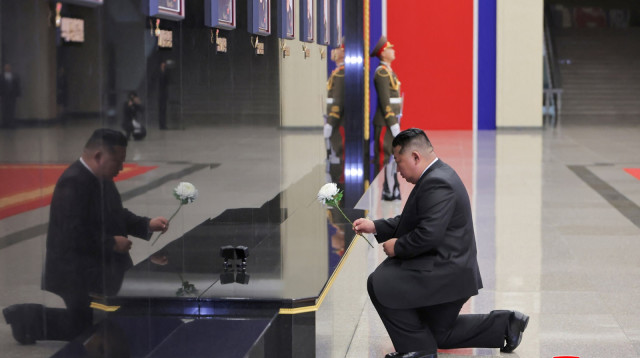 קים ג'ונג און בטקס לזכר החיילים שנהרגו באוקראינה (צילום: רויטרס)