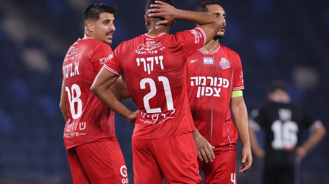 דור מלול (מימין), רועי זיקרי, אופק ביטון שחקני הפועל חיפה מאוכזבים (צילום: מאור אלקסלסי)