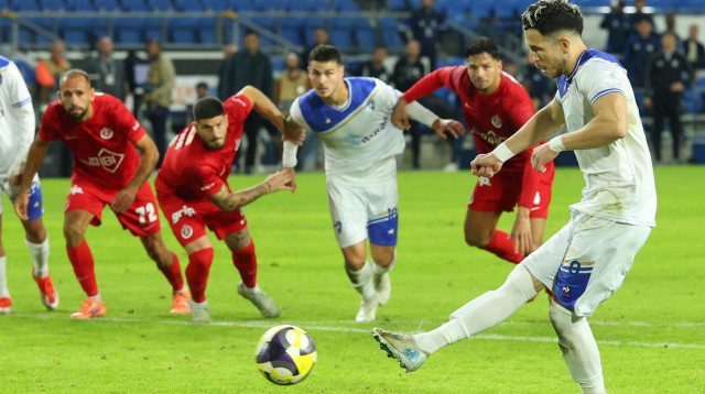 אדריאן אוגריסה כובש (צילום: אודי ציטיאט)