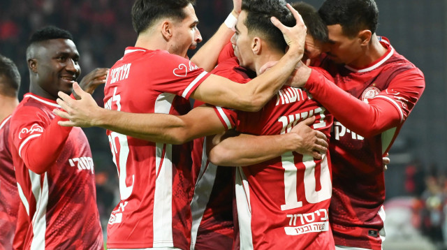 שחקני הפועל באר שבע חוגגים (צילום: ברני ארדוב)