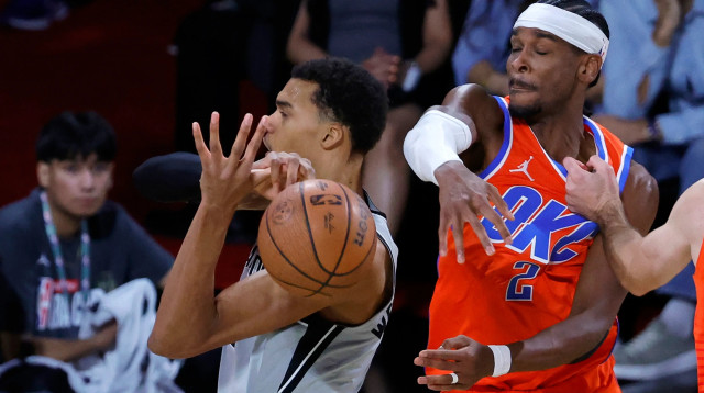 ויקטור וומבניאמה שחקן סן אנטוניו ספרס מול שיי גילג'ס אלכסנדר (צילום: GettyImages, Ethan Miller/)