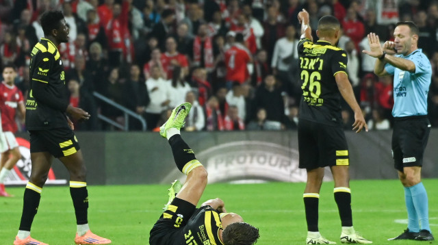 שחקני מכבי נתניה על הדשא בטרנר (צילום: ברני ארדוב)