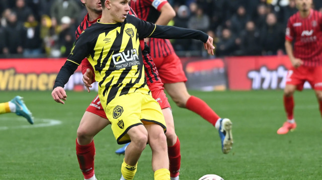 עדי יונה שחקן בית"ר ירושלים לפני ינאי דיסטלפלד שחקן הפועל ירושלים (צילום: ברני ארדוב)