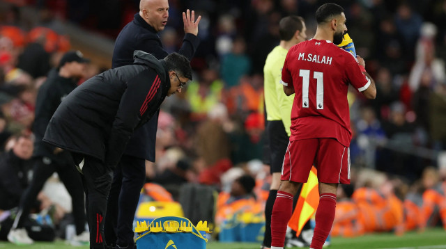 מאמן ליברפול, ארנה סלוט, ליד שחקן הקבוצה מוחמד סלאח (צילום: רויטרס)