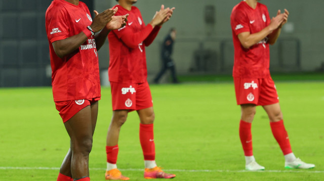 פרנן מאיימבו ושחקני הפועל תל אביב מאוכזבים (צילום: אודי ציטיאט)