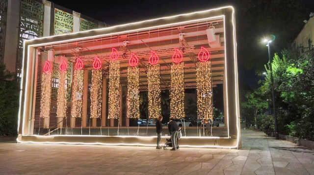 חנוכייה במקום נפילת טיל במבצע "עם כלביא" (צילום: אורי חבושי)