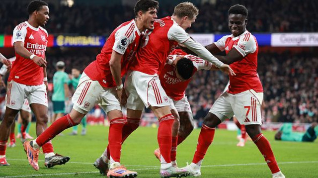 שחקני ארסנל חוגגים עם ז'סוס (צילום: Marc Atkins / Contributor)