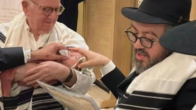 הרב אלי שלאנגר בברית של אחד מילדיו (צילום: תמונה לפי סעיף 27א' לחוק זכויות יוצרים)