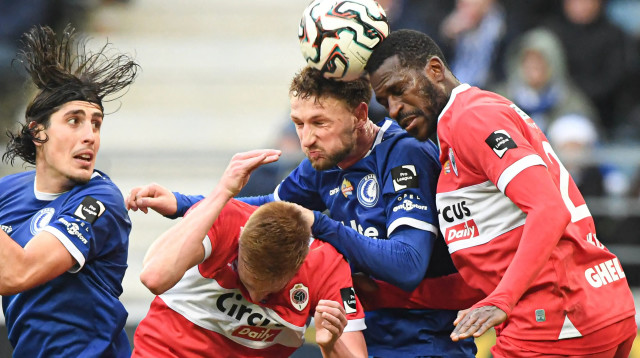 עומרי גאנדלמן שחקן גנט, משמאל (צילום: GettyImages, JILL DELSAUX/AFP)