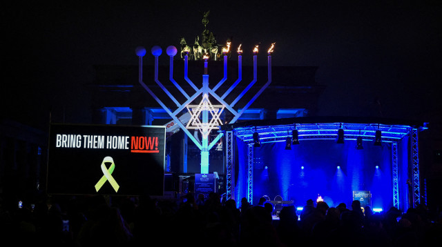 הדלקת חנוכייה בגשר ברנדנבורג (צילום: רויטרס)