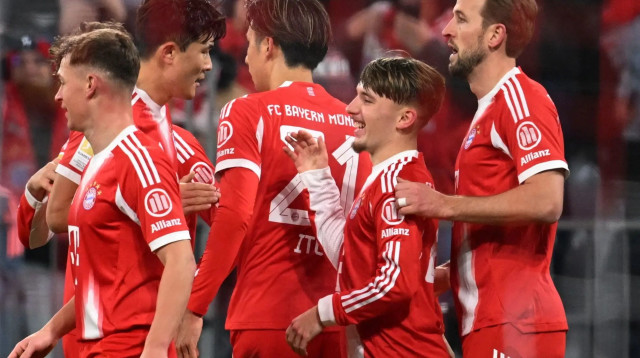 שחקני באיירן מינכן חוגגים עם לנארט קארל (צילום: רויטרס)