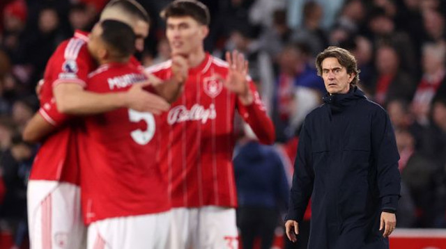 שחקני פורסט חוגגים מול תומאס פרנק (צילום: Getty images)