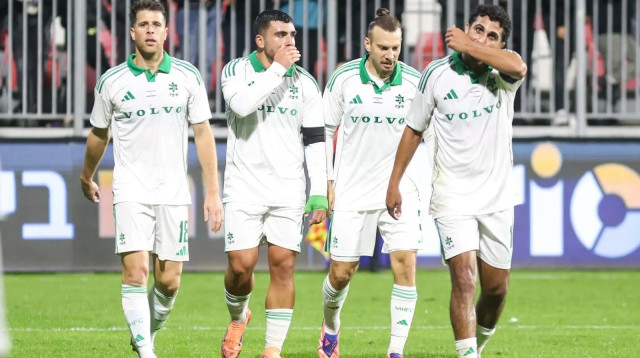 קני סייף שחקן מכבי חיפה חוגג שער עם שון גולדברג, איתן אזולאי, גיא מלמד (צילום: קובי אליהו)