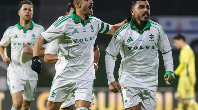 איתן אזולאי שחקן מכבי חיפה חוגג שער, איתו דולב חזיזה (צילום: קובי אליהו)