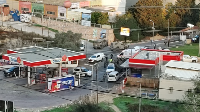 כוחות משטרה בתחנת הדלק בקדומים לאחר החשד לפיגוע (צילום: TPS)