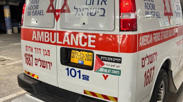 אמבולנס מד"א שהושחת בשכונת מאה שערים בירושלים (צילום: דוברות מד"א)
